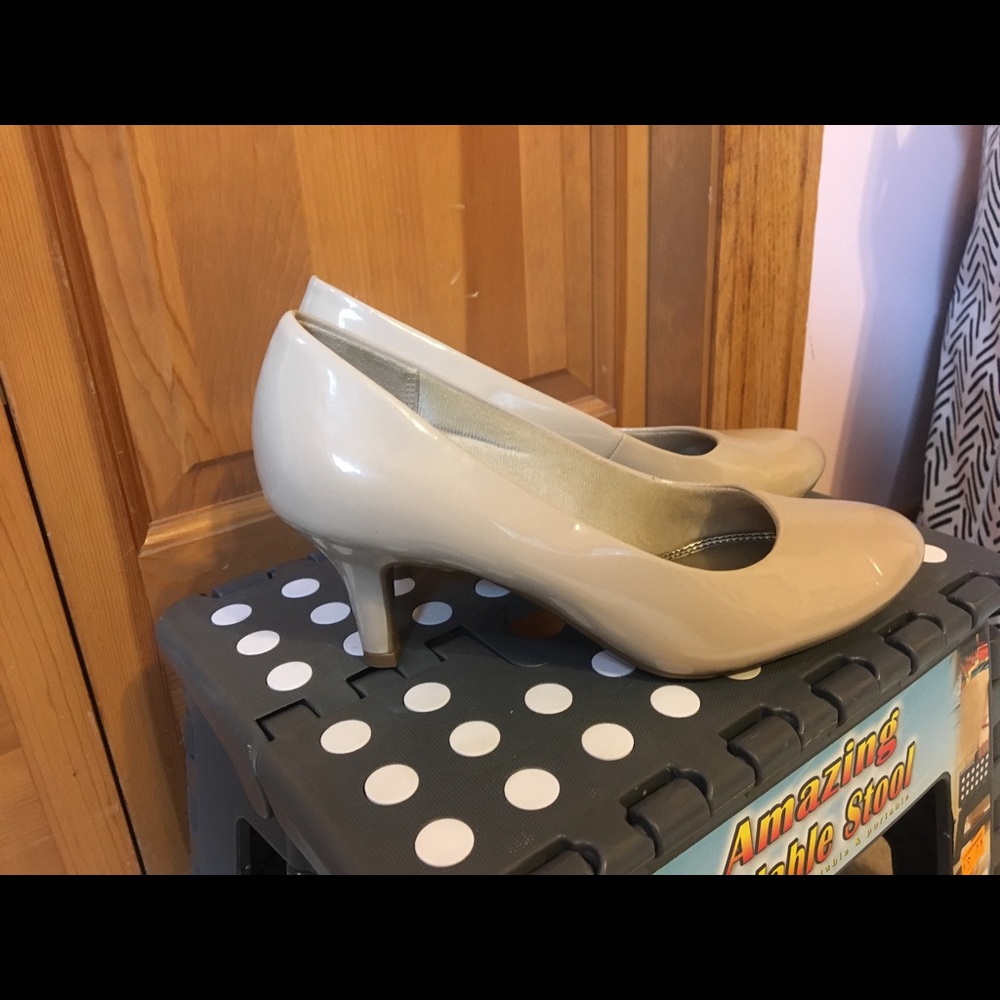 Life Stride Nude Pumps